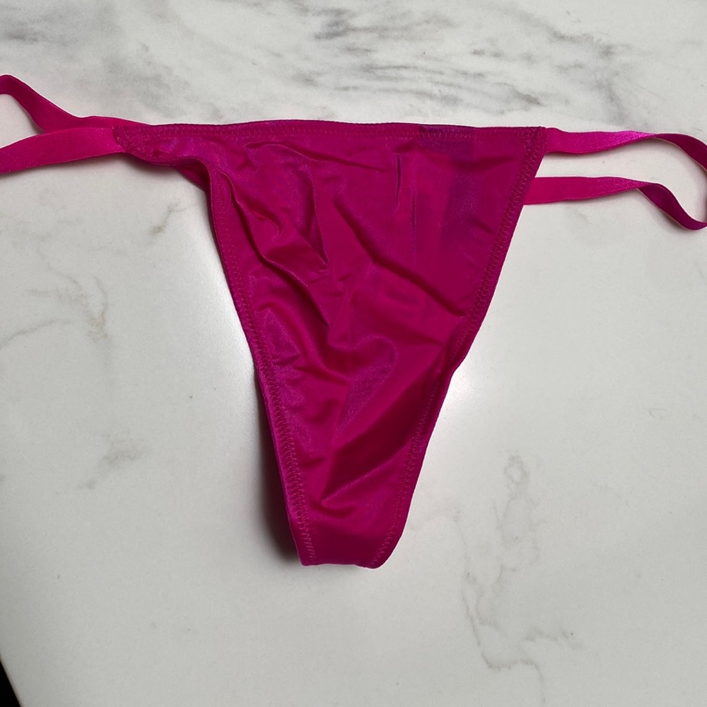 VS V-String size small NWT